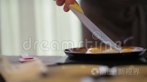 餐馆里的男厨师煮鸡蛋视频