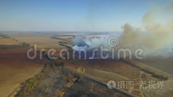 燃烧场的空中视野视频