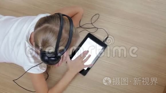 房间里的小女孩用平板电脑计时视频