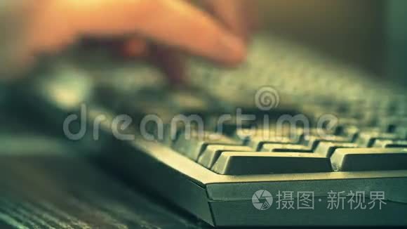 男人用电脑键盘打字。 4K视频