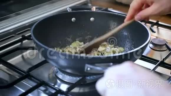 用炒菜制酱油的工艺视频