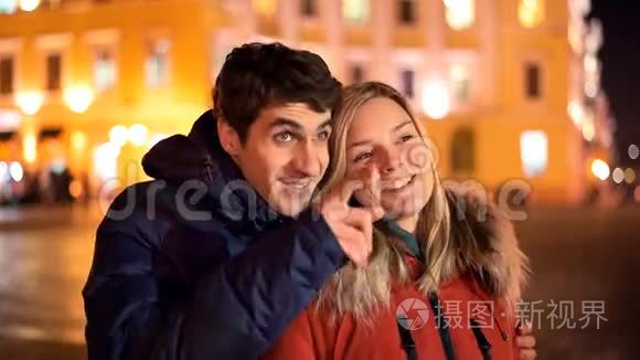 快乐的年轻夫妇在夜城玩得开心视频
