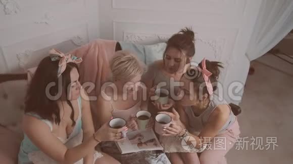 开朗的女性朋友做睡衣派对视频