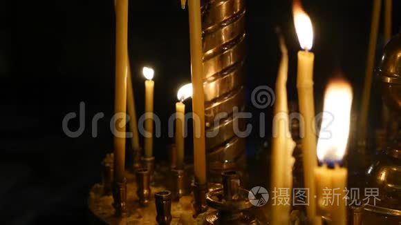 教堂的烛台上点燃了蜡烛视频