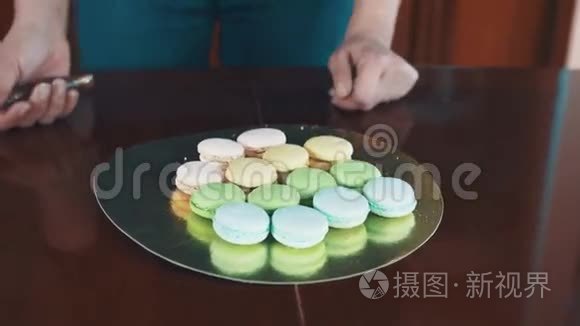 糖果女手挤压干麻馅制通心粉视频