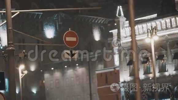 雪下夜城街道上的路标