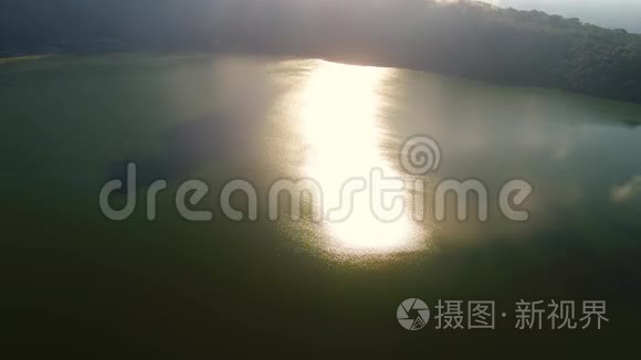 日出时巴厘岛的湖视频