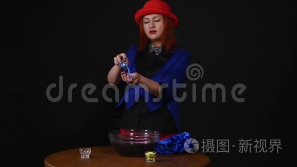 女魔术师在水中用沙子做戏法