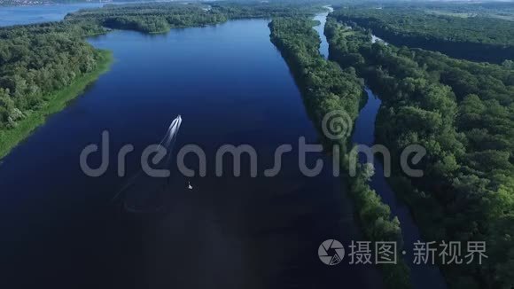 从空中俯瞰河流的美景