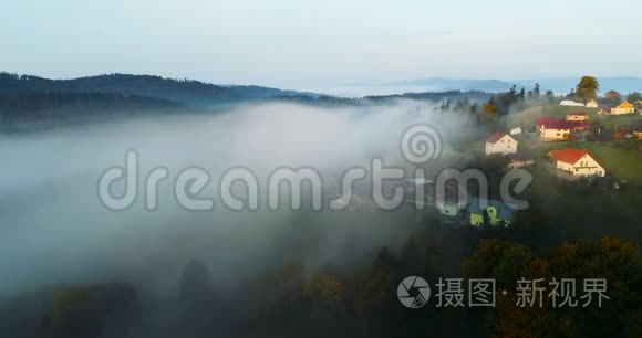 日出时无人机飞越梦幻般的雾山村