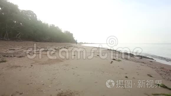小女孩在日出时沿着海滩奔跑视频
