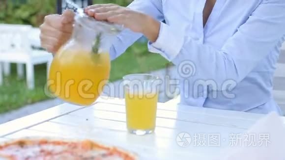 金发女人在杯子里倒果汁和饮料视频