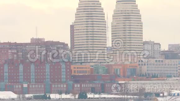 冬天靠近河流的城市全景，一个靠近河流的高楼大厦，一个冬天的城市，一个冬天