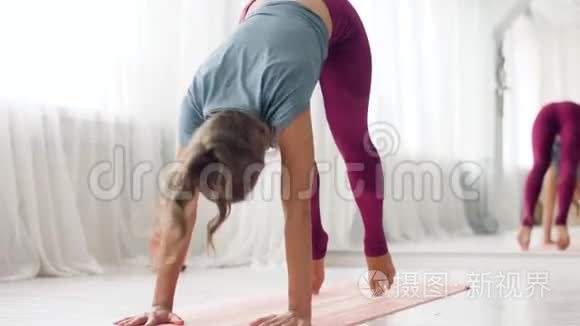 女子在瑜伽室做下犬式视频