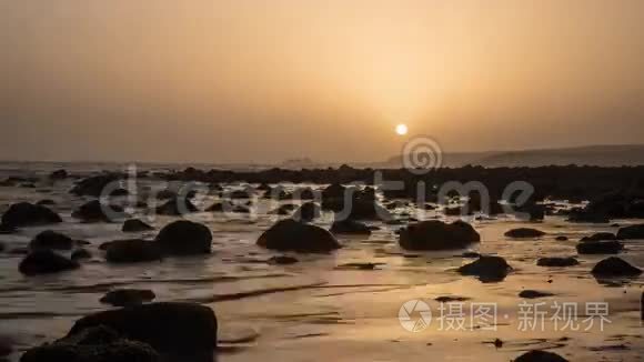 日落时海波带岩石的时间推移视频