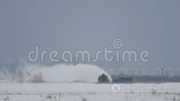 雪犁清除了跑道