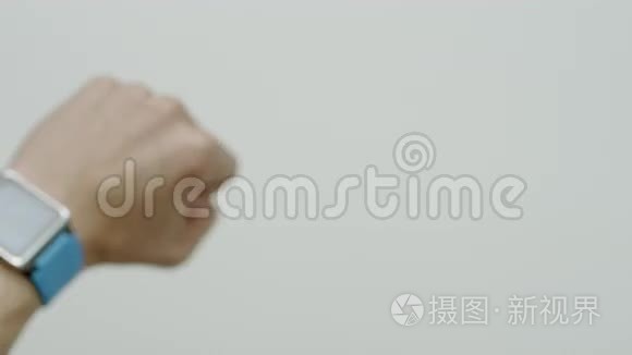 男性手腕上的电子手表