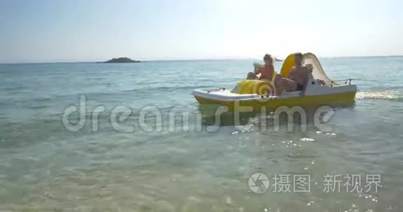 一家人在脚踏船上享受海上旅行视频