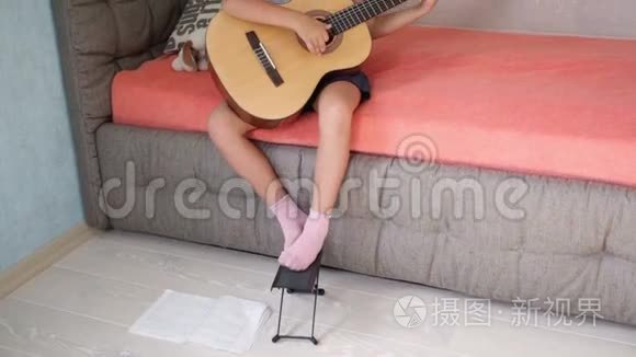 小女孩在沙发上弹吉他