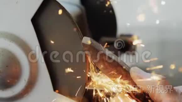 工人磨砂轮工具视频