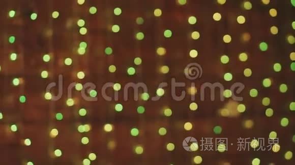 木制背景上模糊的圣诞装饰绿色花环