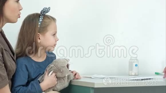 男儿科医生检查小女孩头部发热视频