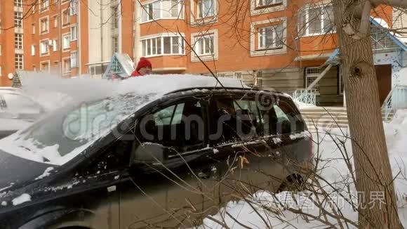 刮雪机后清洁汽车