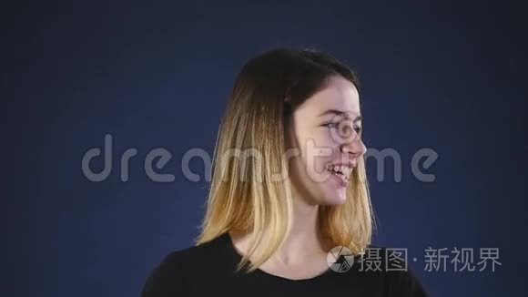 在黑暗的背景下快乐和欢笑的女人