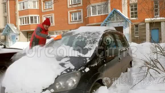 刮雪机后清洁汽车