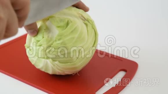 用刀子在切菜板上切鲜白菜视频