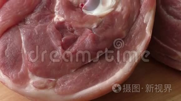 生猪肉膝盖牛排-准备烹饪