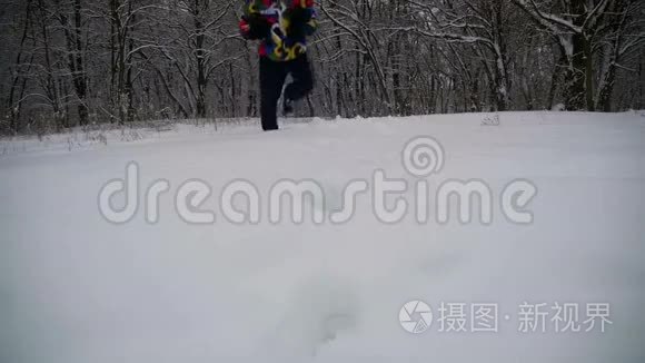 在雪天的冬天森林里，人们在深雪中奔跑。 慢动作