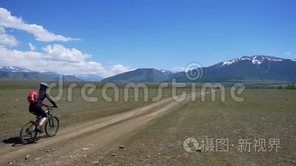 阿勒泰山区的山地自行车手