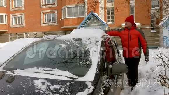 刮雪机后清洁汽车