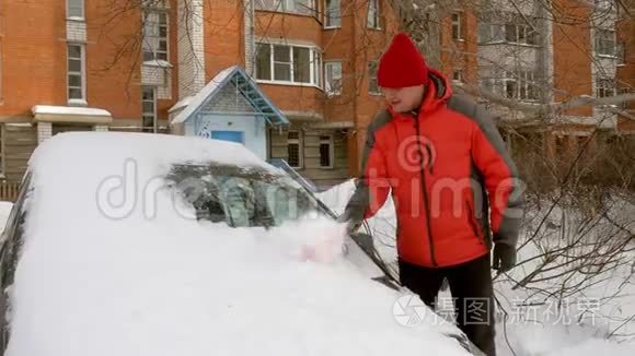 刮雪机后清洁汽车视频
