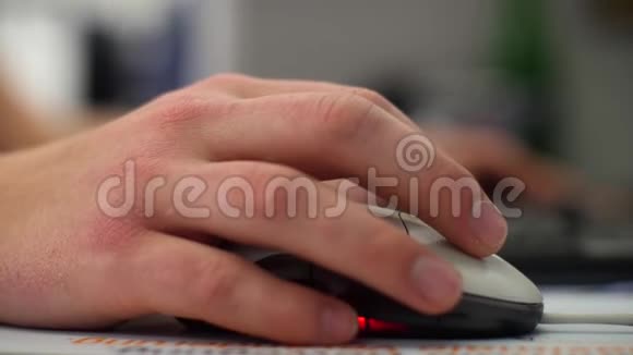 穿西装的人在办公桌上工作，在键盘上打字视频的预览图