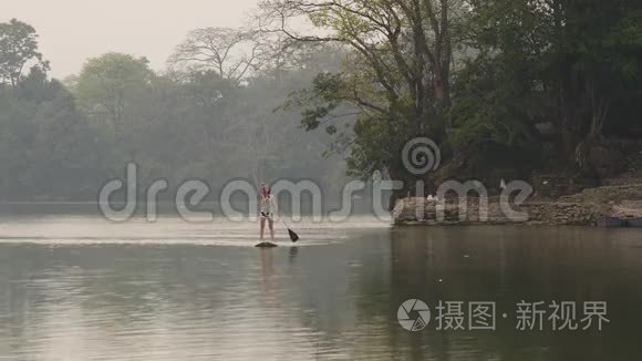 女人漂浮在热带雨林的河面上视频