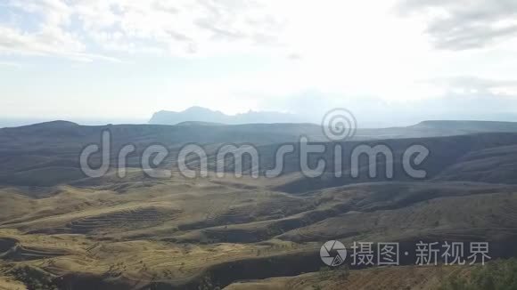 从山顶、自然小径、树木和植物的山、植被、天空和云的背景鸟瞰