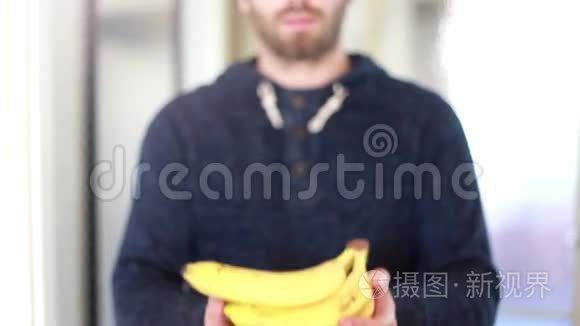 男人手拿香蕉的观点视频