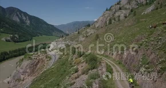 阿勒泰山区的山地自行车手视频