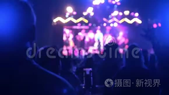 在音乐会上跳舞的人群的影子视频