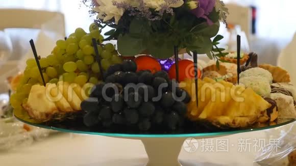自助餐上新鲜水果的特写镜头视频