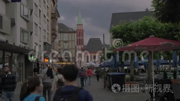 德国法兰克福晚街的人们视频