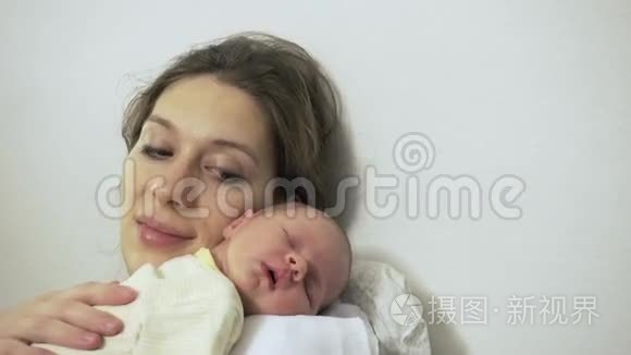 妈妈踩着新生婴儿睡觉特写肩膀视频