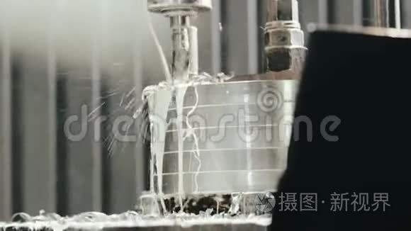 钻技术孔时金属上的润滑和冷却液体浇注