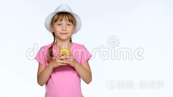 小女孩喝橙汁视频