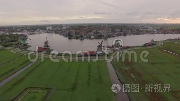 荷兰风车和乡镇的空中场景