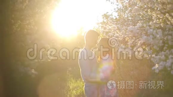 夕阳下夏日花园里可爱的男女视频