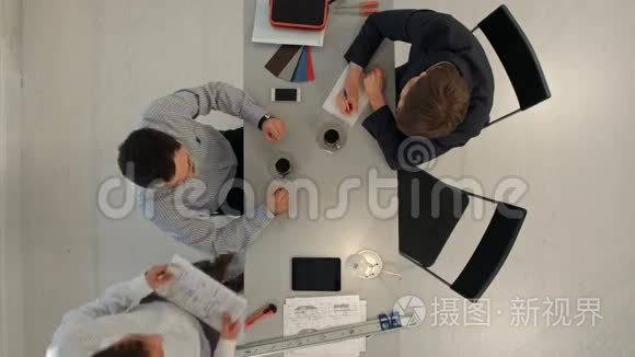 建筑师规划住宅项目的俯视图视频