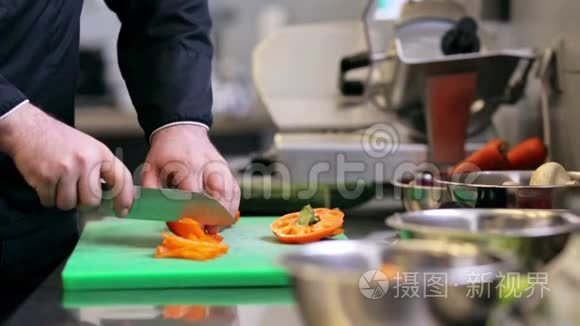 男厨在厨房里切辣椒的手视频